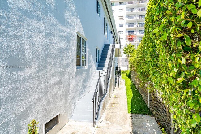 Building Photo - 1471 Lincoln Terrace