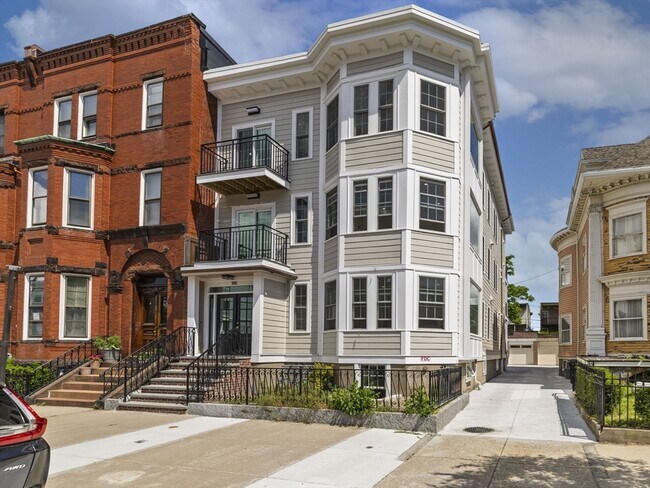 Primary Photo - 944 E Broadway