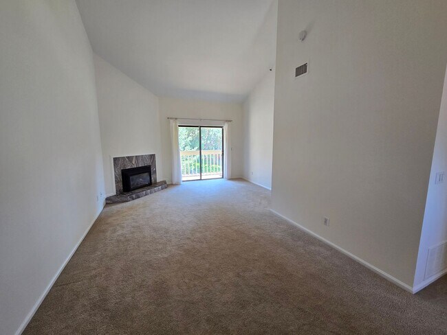 Building Photo - Beautifully Renovated, Top Floor, 2 Bedroom 2 Bath East Boulder Condo for Rent!