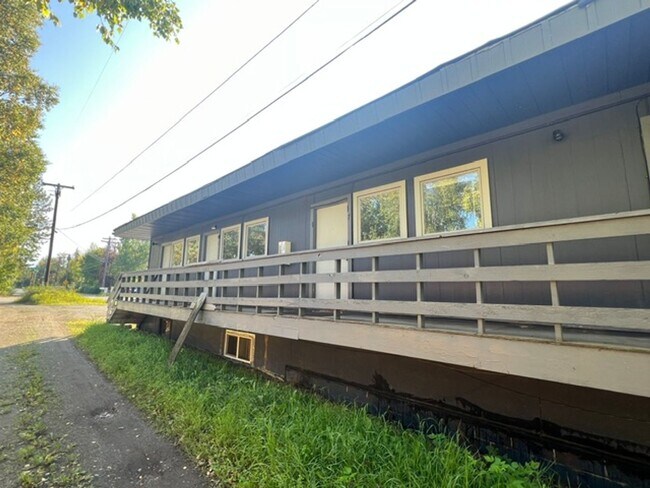 Building Photo - 2301 Roosevelt Dr