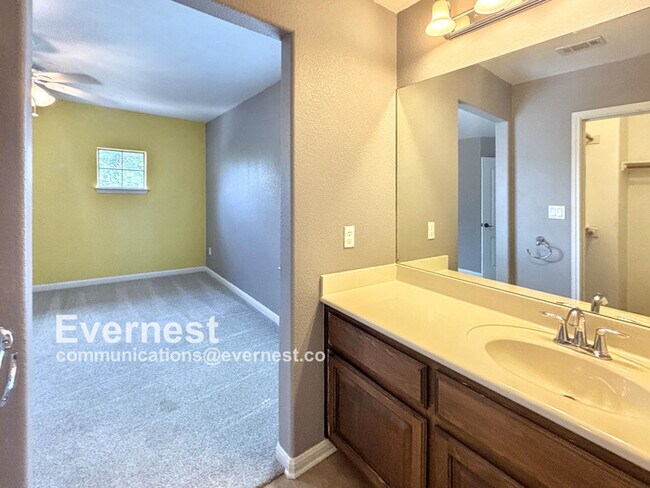 Building Photo - 4-Bedroom Home with Modern Amenities and C...