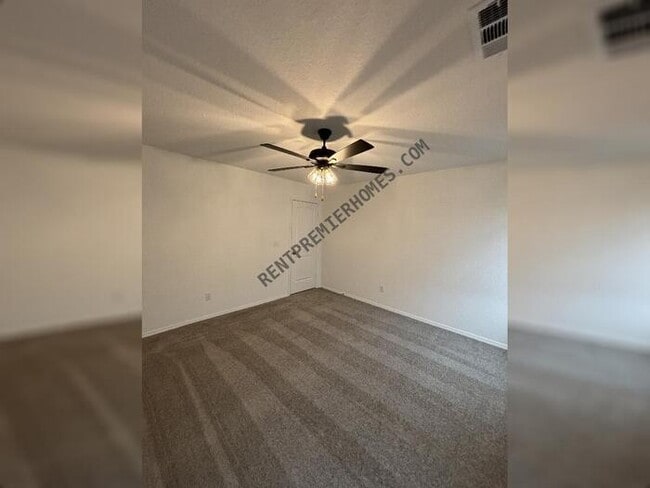 Building Photo - 34-10 10 Point Ln