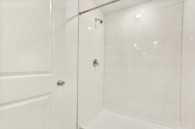 Building Photo - "Charming 3-Bedroom Home with 2.5 Baths in...