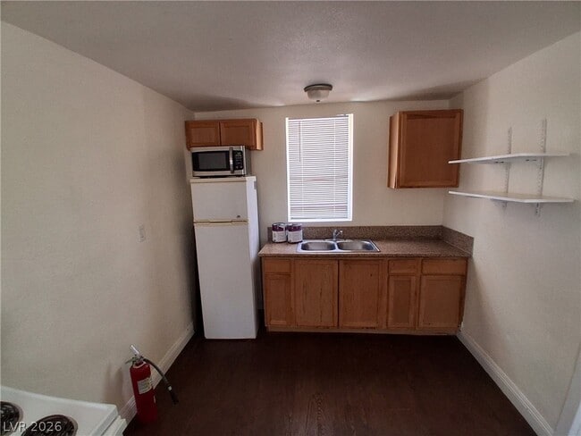 Building Photo - 413 W Van Buren Ave