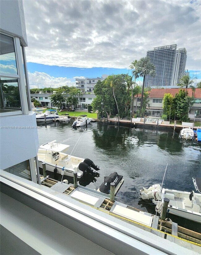 Building Photo - 16565 NE 26th Ave