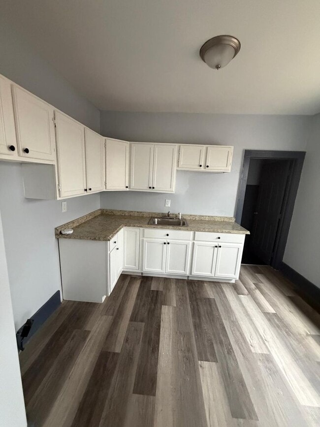 Building Photo - 4 bedroom 2 full bathroom!