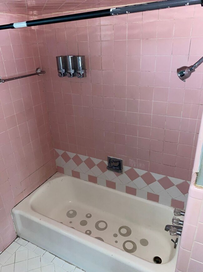 Building Photo - 2 bed 1 1/2 bath