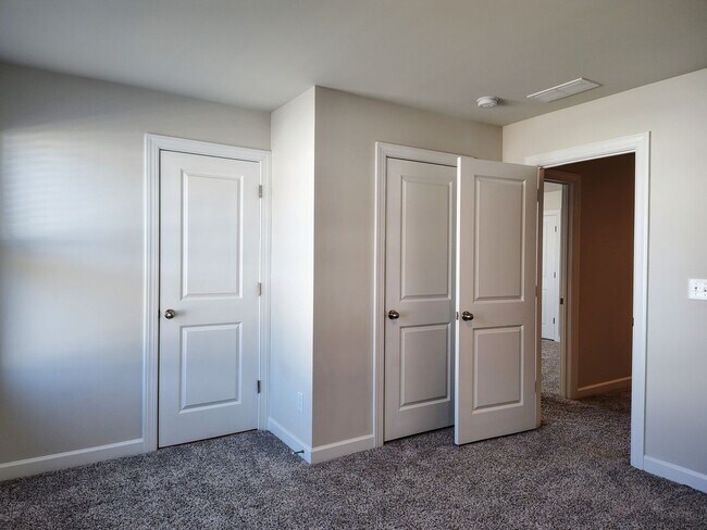 Building Photo - Beautiful 3 bedroom, 2.5 bathroom townhome in Belterra!