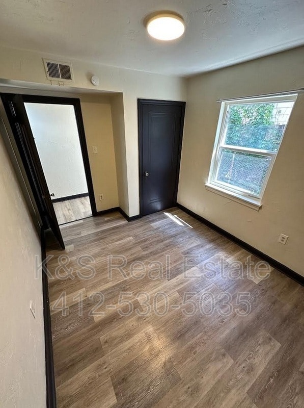 Building Photo - 144-144 W 9th Ave