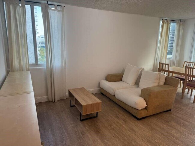 Building Photo - 850 N Miami Ave