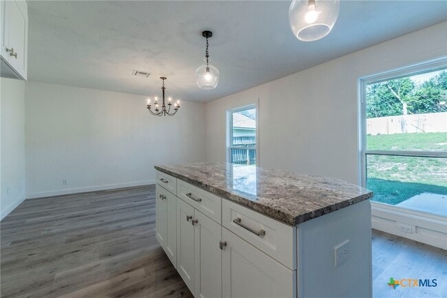 Building Photo - 4013 Valley View Dr