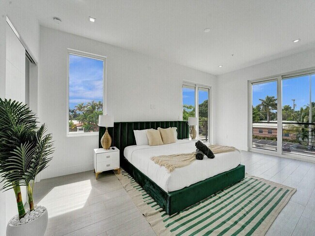 Building Photo - 1220 NE 15th Ave