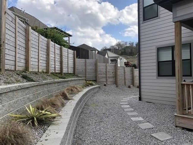 Building Photo - Extremely well maintained 3-bedroom, 2.5-bath home located in the highly desirable Woodlands comm...