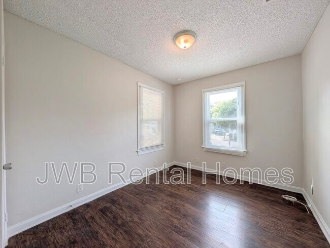 Building Photo - 217 E 48th St