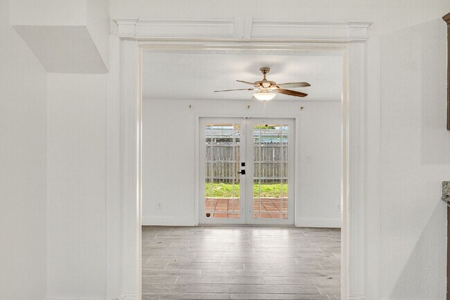 Building Photo - Remodeled 3/2 in Central Merritt Island!