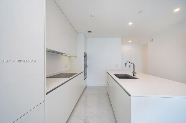 Building Photo - 700 NE 24th St