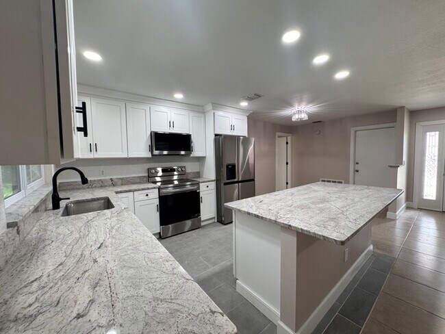 Building Photo - Fully Renovated Palm Harbor Home