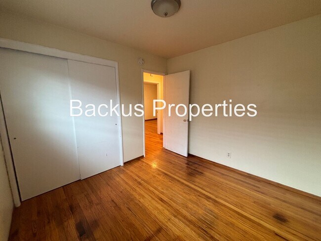 Building Photo - 827 Bedford Dr