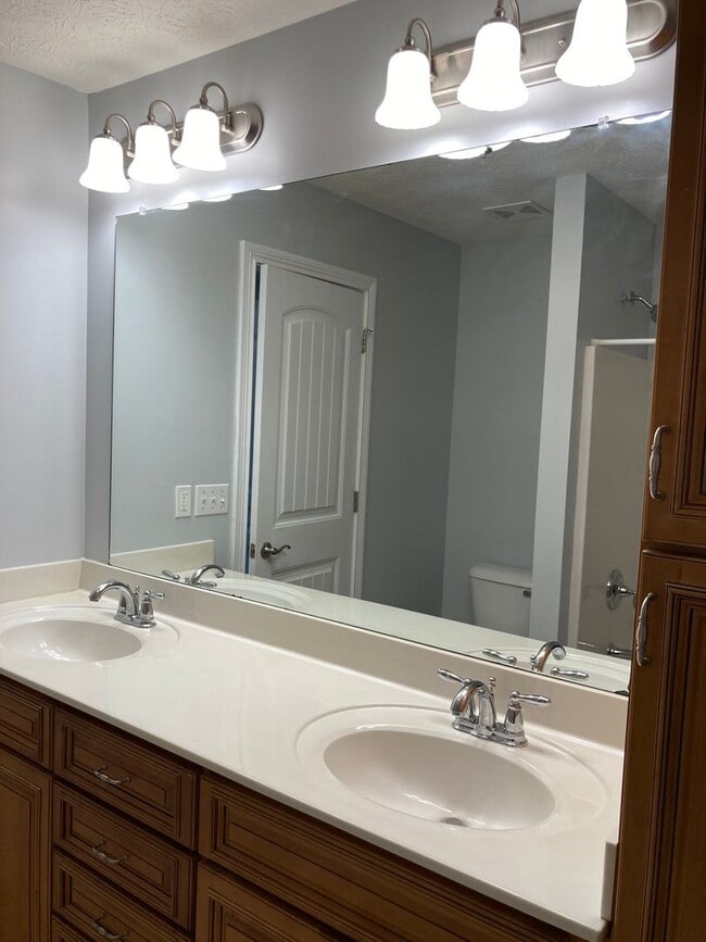 Building Photo - 141 Twin Lakes Dr