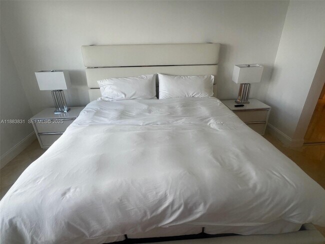 Building Photo - 100 Lincoln Rd