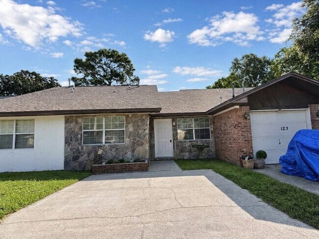 Building Photo - "Charming 2-Bedroom Townhouse with 2 Full Baths on Wellington Road!"