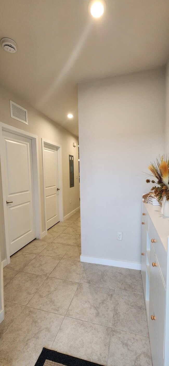 Building Photo - 1030 W Davis Pkwy