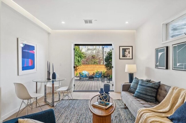 Building Photo - Elegant & Spacious Unit for Rent