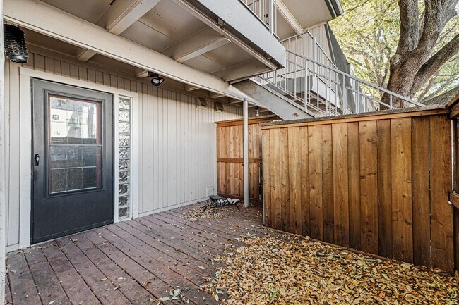 Building Photo - 5222 Fleetwood Oaks Ave