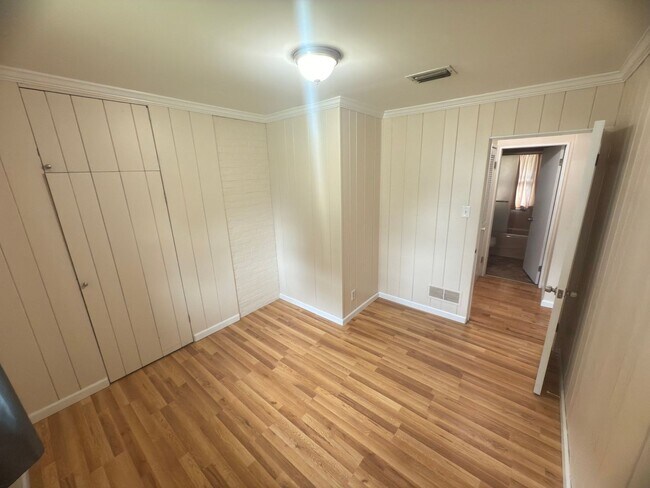 Building Photo - Charming 3-Bedroom Home + Bonus Room in Prime Niskayuna Location!