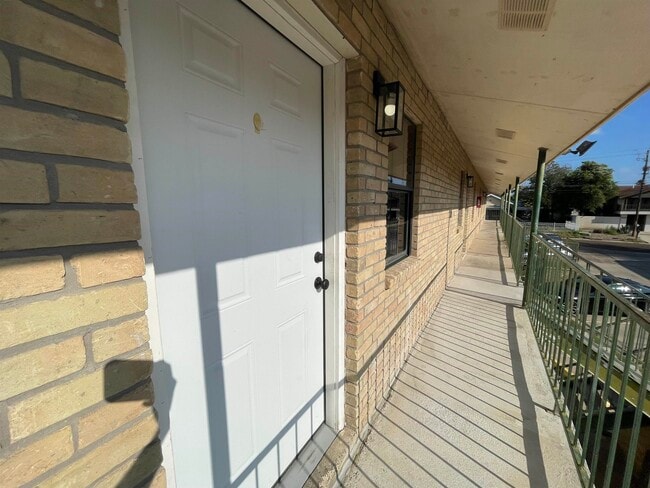 Primary Photo - 3001 E Price St