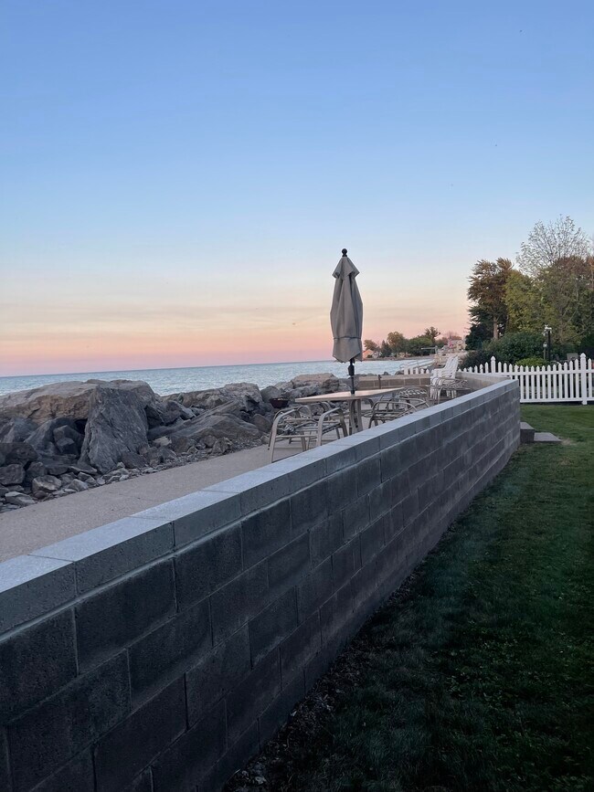 Building Photo - 6588 Shore Acres Dr