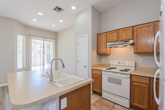 Building Photo - 122 E Camino Rancho Cielo