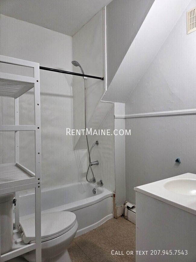 Building Photo - 139 Oak St