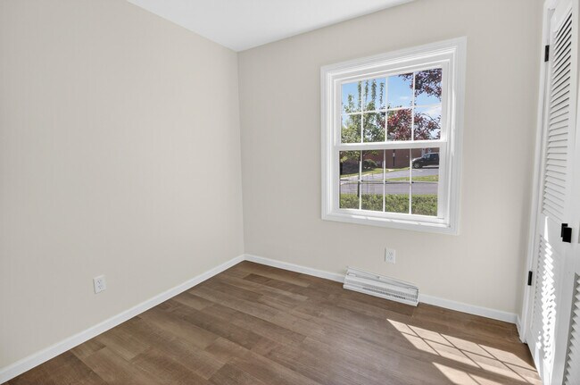 Building Photo - 1022 Queen Ann Dr