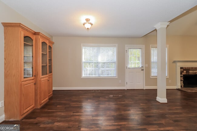 Building Photo - 13 Windrush Dr