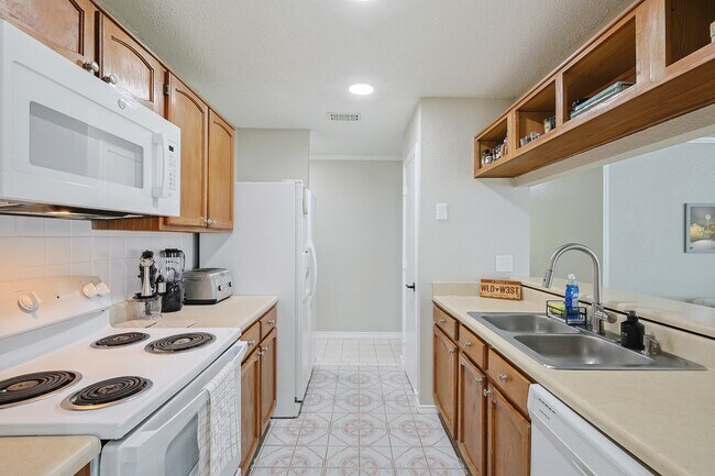 Building Photo - 2502 High Hollow Dr