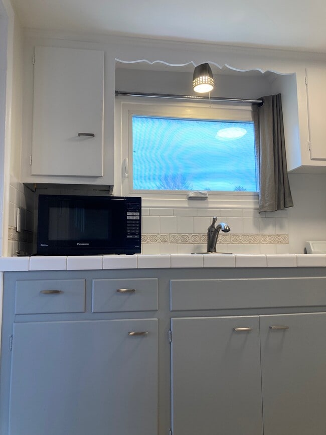 Building Photo - 3097 Lincolnview St