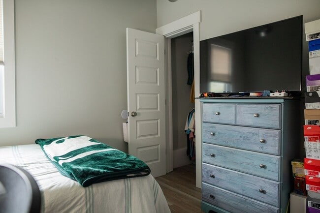 Building Photo - 800 Bridge St NW