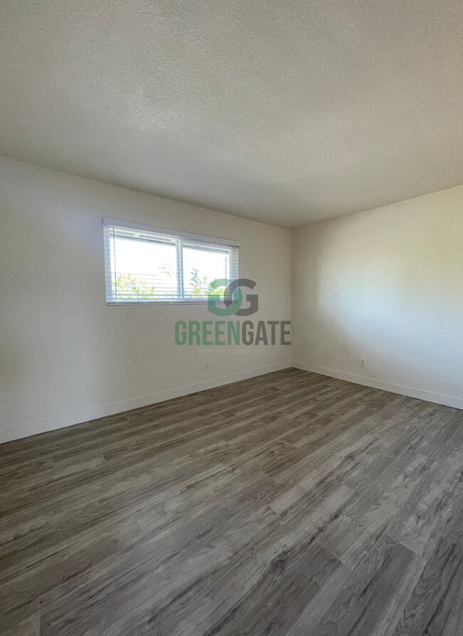 Building Photo - 325 W H St