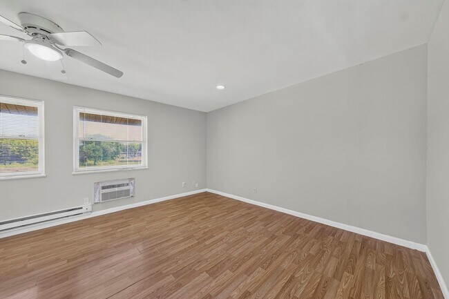 Building Photo - 7473 Hazelcrest Dr