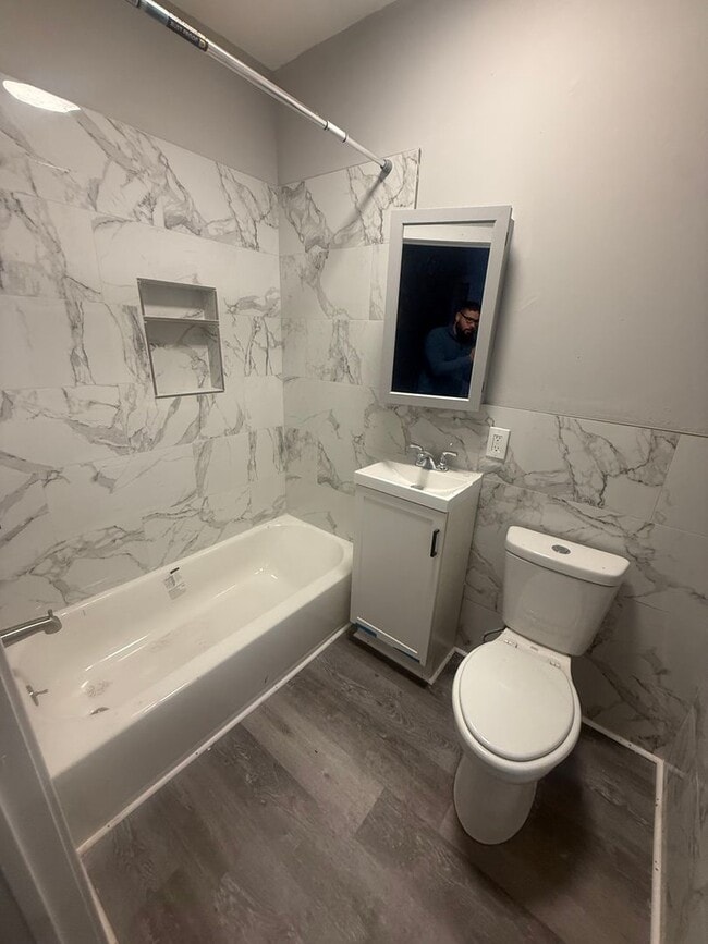 Building Photo - 2BR/1BA Apartment – Ideal for Families or Roommates