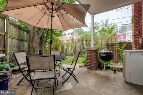 patio - 562 W Orange St