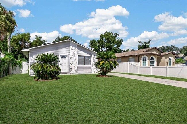 Building Photo - 8114 N Edison Ave
