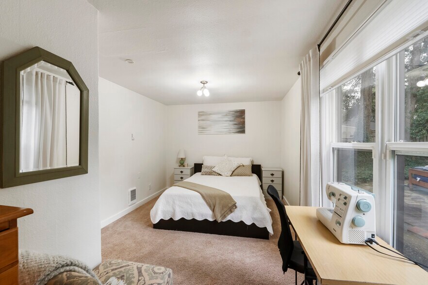 Building Photo - 5824 Hillcrest Dr SW