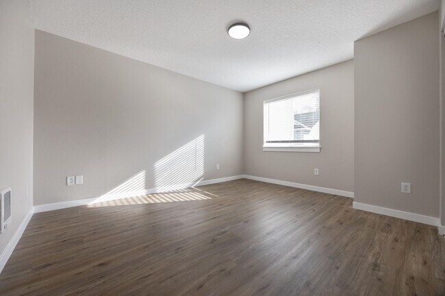 Building Photo - 3 bedroom, 2.5 bathroom home - SE Portland