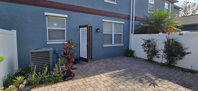 Building Photo - Stunning 2/2.5 Townhome in Beacon Park! Fresh Paint, New Carpets, Available Now!