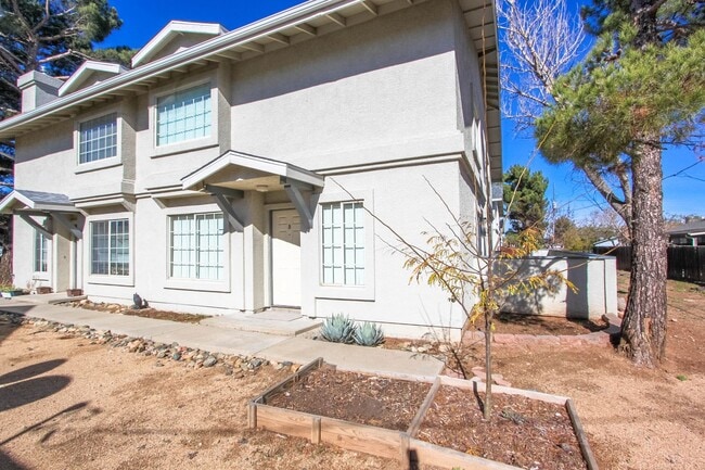 Building Photo - 3249 N Hedgewood Dr