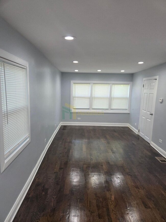 Building Photo - Beautifully Renovated 3 Bedroom / 1 Bathro...