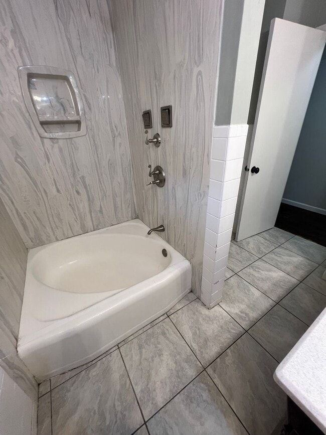 Building Photo - Move in Ready Walking distance to Bridgevi...