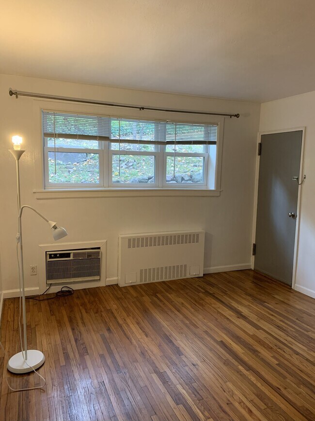 Building Photo - 11 Bedford Ave